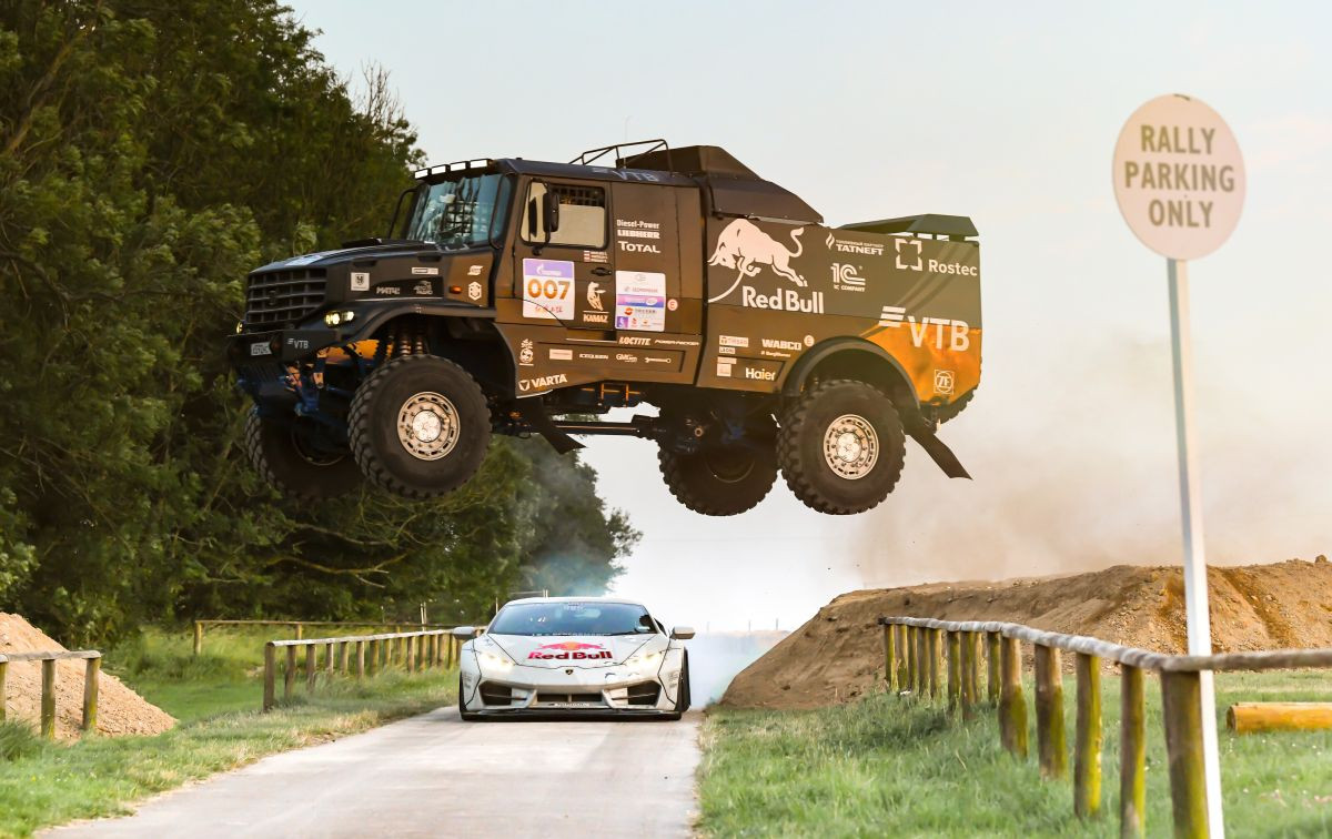Nesvakidašnja utrka driftajućeg Lamborghinija i teretnjaka koji je pobijedio na Dakar reliju