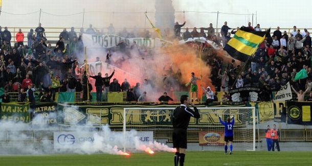 Zbog bakljade prekinuta utakmica Istra - Rijeka Zbog bakljade prekinuta utakmica Istra - Rijeka