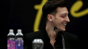 Mesut Ozil debitovao u spektakularnoj utakmici