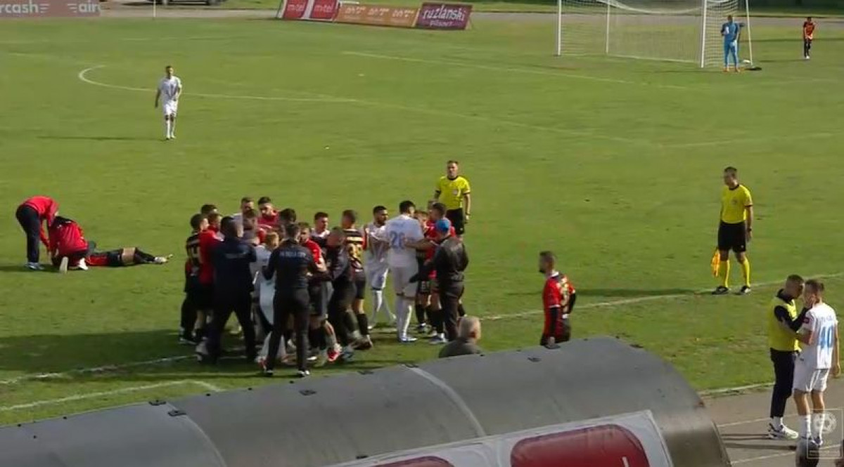 Varnice u tuzlanskom derbiju: Opšti haos na terenu i pune ruke posla za sudije Varnice u tuzlanskom derbiju: Opšti haos na terenu i pune ruke posla za sudije