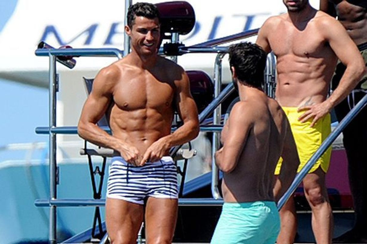 Ko kaže da je za starog gvožda? Ronaldo dobio ponudu od 300 miliona! Ko kaže da je za starog gvožda? Ronaldo dobio ponudu od 300 miliona!