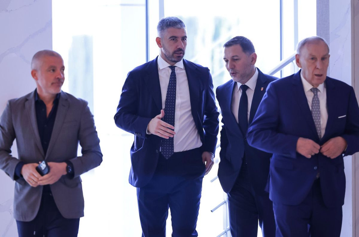 Teške riječi! Evo šta strani klubovi rade igračima koji su izabrali Srbiju: "Prisiljavaju ih da..." Teške riječi! Evo šta strani klubovi rade igračima koji su izabrali Srbiju: "Prisiljavaju ih da..."
