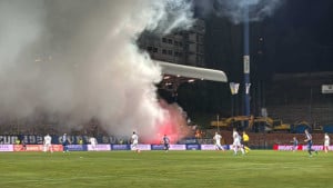 Manijaci poslali poruku i napravili bakljadu, a Čumić zaledio Grbavicu već u drugoj minuti