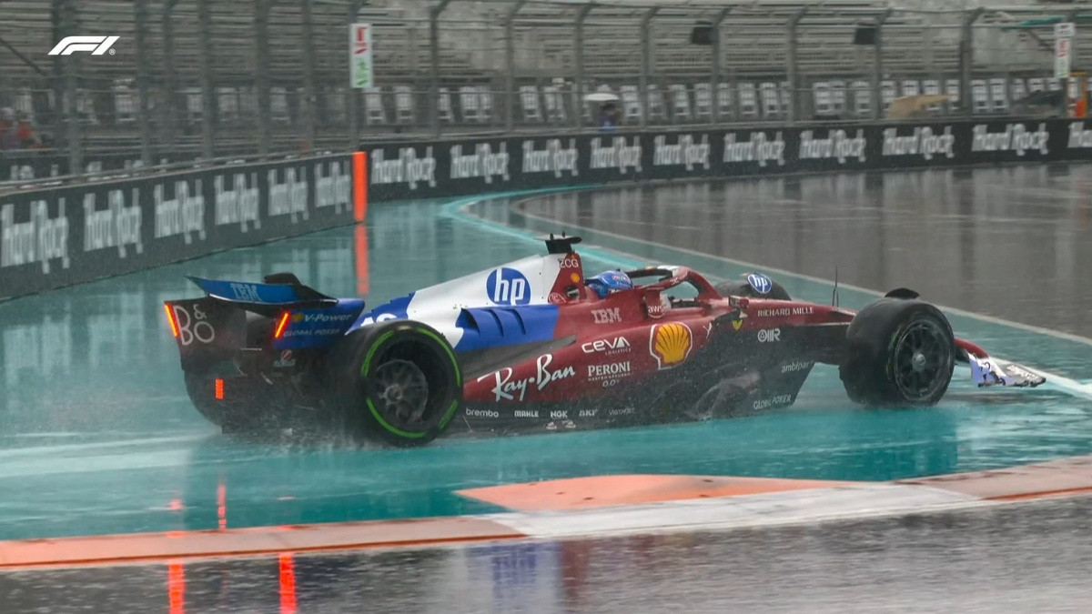 Katastrofa za Ferrari: Charles Leclerc izletio i prije nego što je počela utrka! Katastrofa za Ferrari: Charles Leclerc izletio i prije nego što je počela utrka!