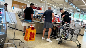 Od luksuznog ugovora može imati šta poželi, a kupuje u prodavnici sa popustima 