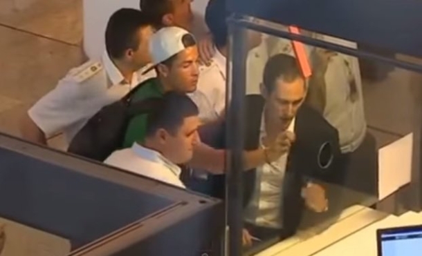 Iznervirani Ronaldo kucao po staklu i tražio svoj pasoš