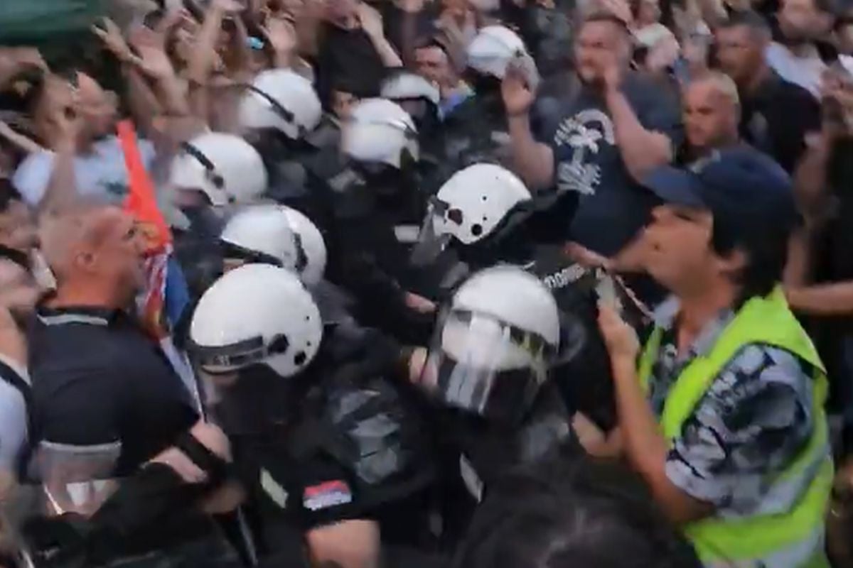 Haotične scene u Novom Sadu, poznati udarač goloruk krenuo na policiju: "Nasilnik, siledžija..." Haotične scene u Novom Sadu, poznati udarač goloruk krenuo na policiju: "Nasilnik, siledžija..."