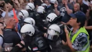 Haotične scene u Novom Sadu, poznati udarač goloruk krenuo na policiju: "Nasilnik, siledžija..."