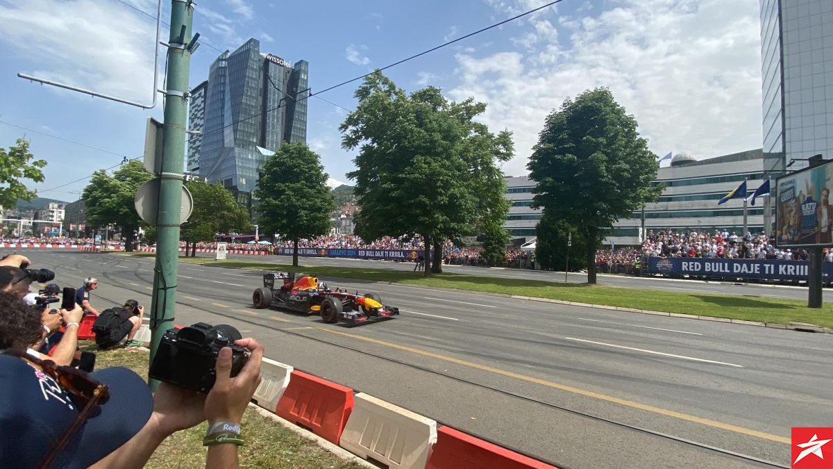 Spektakl na ulicama Sarajeva: David Coulthard vozio šampionski bolid Red Bulla Spektakl na ulicama Sarajeva: David Coulthard vozio šampionski bolid Red Bulla