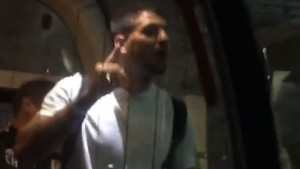 Mitrović iz autobusa provocirao navijače: Slao im poljupce, mahao i poželio laku noć