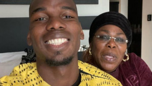 Paul Pogba pozirao u dresu svoje nesuđene reprezentacije, a njegova majka "ukrala šou"