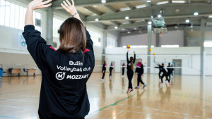 Talentovanim i humanim odbojkašicama: Mozzart donirao opremu OK Bužim