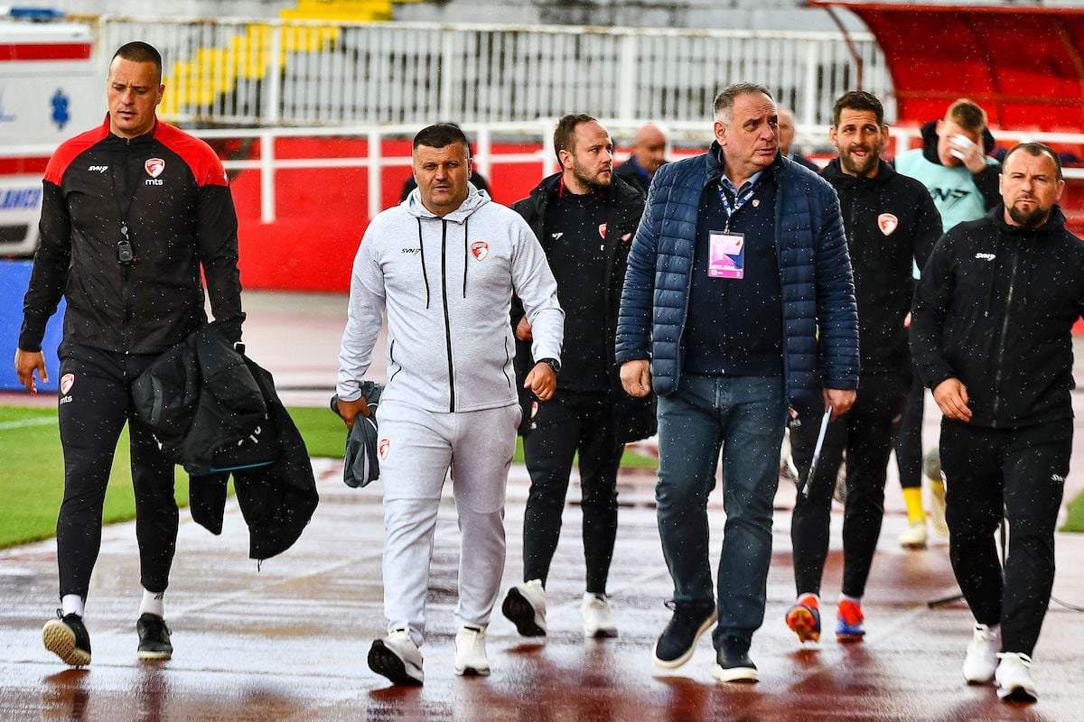 Sa tribina u Kragujevcu se orilo 'lopovi', a Feđa Dudić je drhtavim glasom postavio Srbiji pitanje Sa tribina u Kragujevcu se orilo 'lopovi', a Feđa Dudić je drhtavim glasom postavio Srbiji pitanje