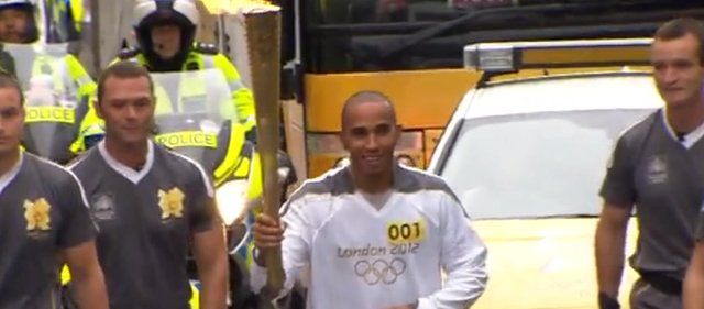 Lewis Hamilton nosio olimpijski plamen