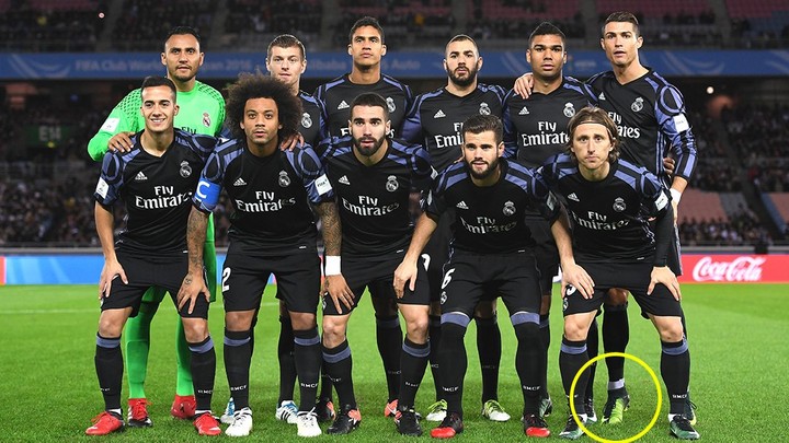 Po čemu se Ronaldo na fotografiji izdvaja od ostatka tima?