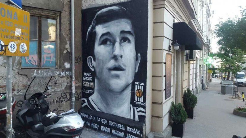 Huligani išarali mural Harisa Brkića, pa napali stariju ženu