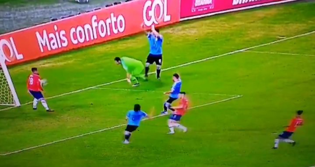 Ne može s njim niko: Luis Suarez tražio penal jer je golman igrao rukom u svom petercu