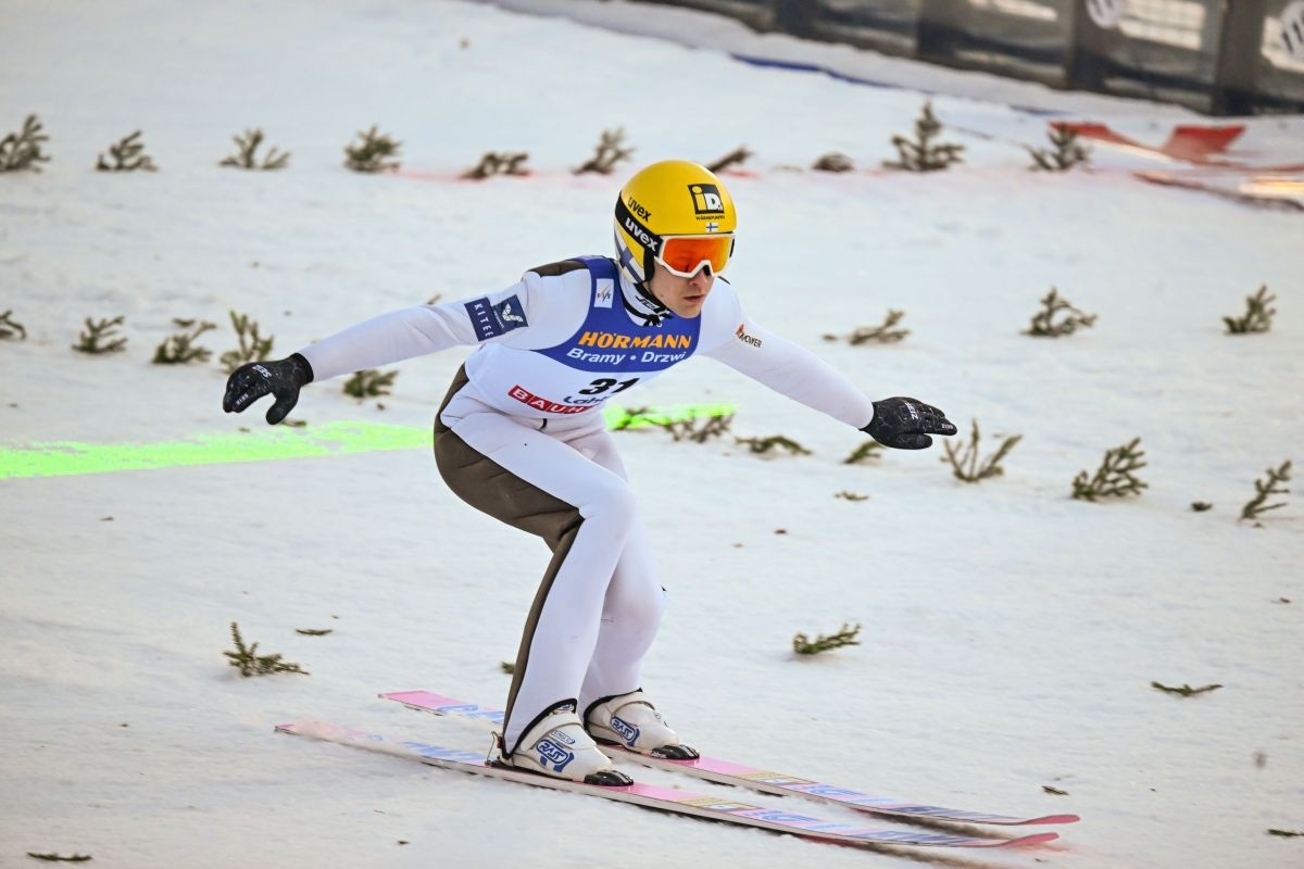 Na državnom prvenstvu u ski-skokovima pojavio se legendarni takmičar, za dlaku je izbjegao "fenjer" Na državnom prvenstvu u ski-skokovima pojavio se legendarni takmičar, za dlaku je izbjegao "fenjer"