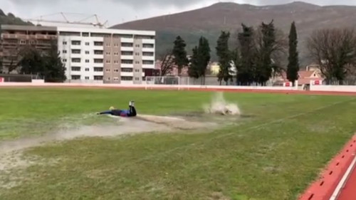 Teren u Trebinju se pretvorio u bazen, a Lukić i Ziljkić iskoristili priliku za plivanje