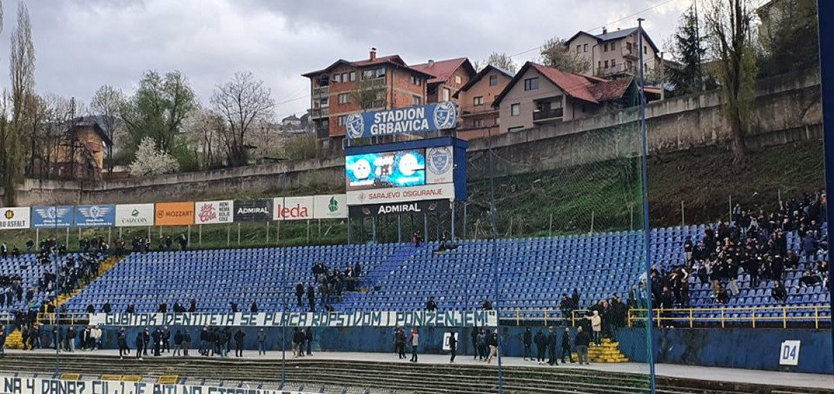 Manijaci iz protesta napustili stadion Grbavica - Ostao je samo transparent koji dovoljno govori