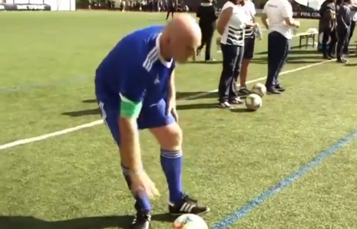 Predsjednik FIFA-e se obrukao igrajući fudbal Predsjednik FIFA-e se obrukao igrajući fudbal