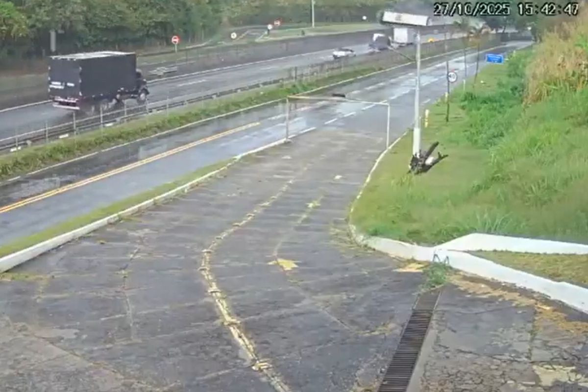 Na autoputu se prevrnuo autobus pun navijača slavnog kluba, kamere sve snimile