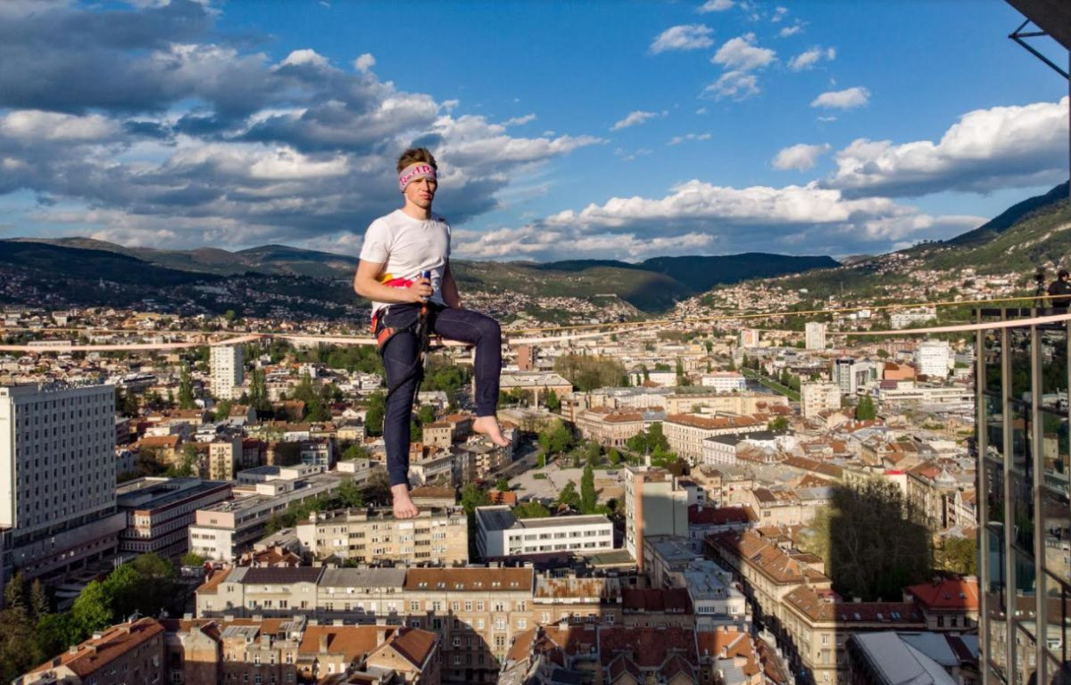 Pogledajte kako izgledaju trikovi na užetu između nebodera u Sarajevu