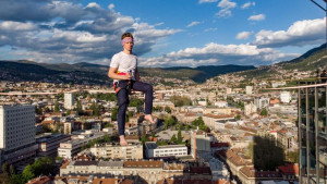 Pogledajte kako izgledaju trikovi na užetu između nebodera u Sarajevu