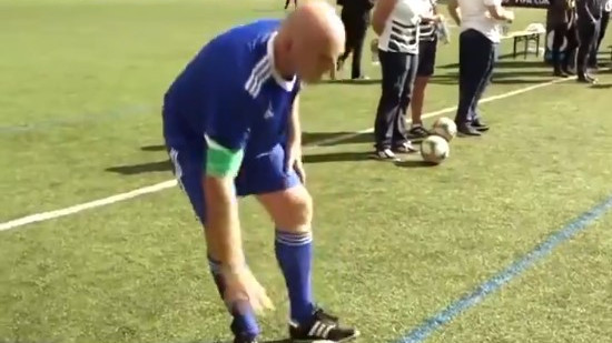 Predsjednik FIFA-e se obrukao igrajući fudbal
