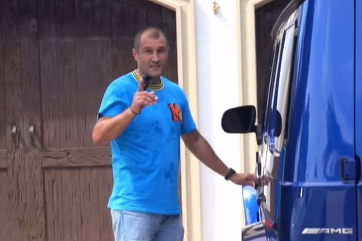 'Razbijač' se javno hvalio voznim parkom i požalio: Ujutro se probudio i imao je šta da vidi 'Razbijač' se javno hvalio voznim parkom i požalio: Ujutro se probudio i imao je šta da vidi