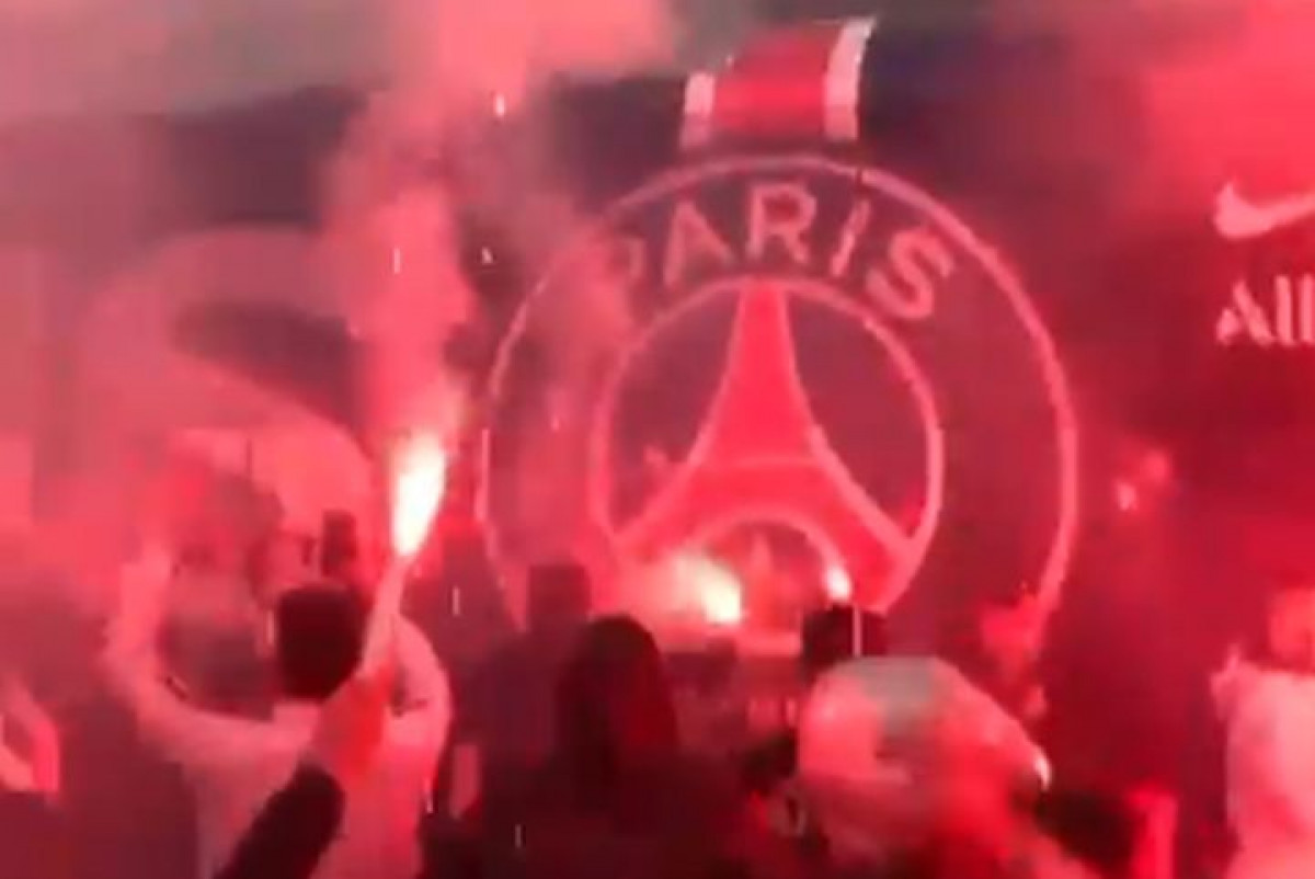 Autobus jedva prošao: Navijači PSG-a napravili spektakl ispred stadiona