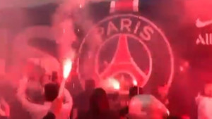 Autobus jedva prošao: Navijači PSG-a napravili spektakl ispred stadiona