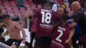 Stadion se skoro srušio, a emocije nije mogao zaustaviti: Skinuo dres, a uopšte nije ni dao gol