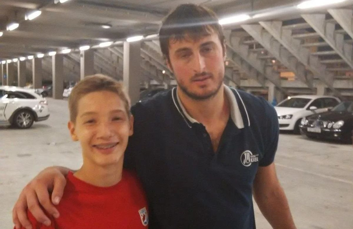 Kao dječak je na parkingu molio Duvnjaka za fotografiju, sad je Hrvatska u njegovim rukama! Kao dječak je na parkingu molio Duvnjaka za fotografiju, sad je Hrvatska u njegovim rukama!