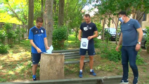 Dosad neviđeno u svijetu nogometa: Igrači potpisali ugovore na panju u dvorištu