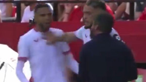 Haos na klupi Seville usred utakmice - Napadač poludio zbog izmjene i krenuo u obračun s trenerom