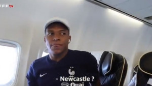 Scena iz francuskog aviona koja predviđa budućnost? "Kupio sam te u Newcastle za 134 miliona eura"