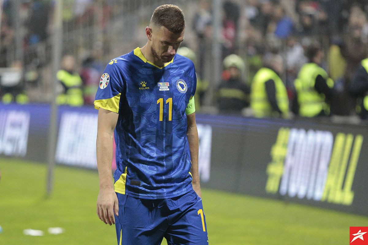 Edin Džeko u svega nekoliko sati saznao dvije veoma loše vijesti, čelnici Fenerbahčea ne miruju Edin Džeko u svega nekoliko sati saznao dvije veoma loše vijesti, čelnici Fenerbahčea ne miruju