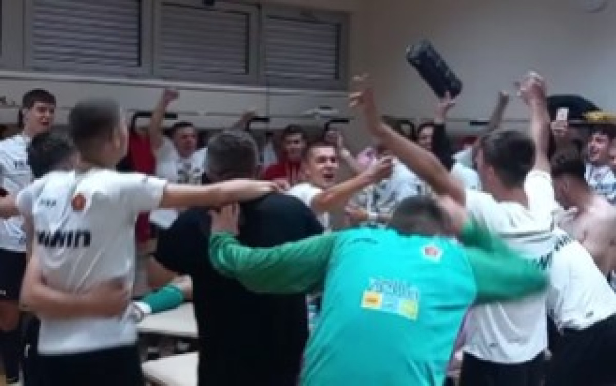 Ludnica u svlačionici Slobode uz popularni folk hit nakon osvajanja Omladinskog Kupa BiH