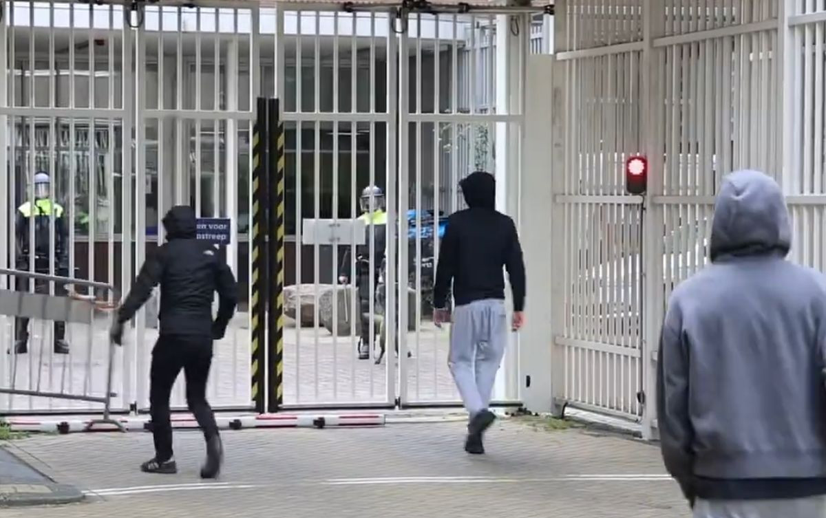 U srcu Evrope potpuni haos: Huligani razaraju policijsku stanicu, niko ne može da ih zaustavi U srcu Evrope potpuni haos: Huligani razaraju policijsku stanicu, niko ne može da ih zaustavi