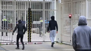 U srcu Evrope potpuni haos: Huligani razaraju policijsku stanicu, niko ne može da ih zaustavi