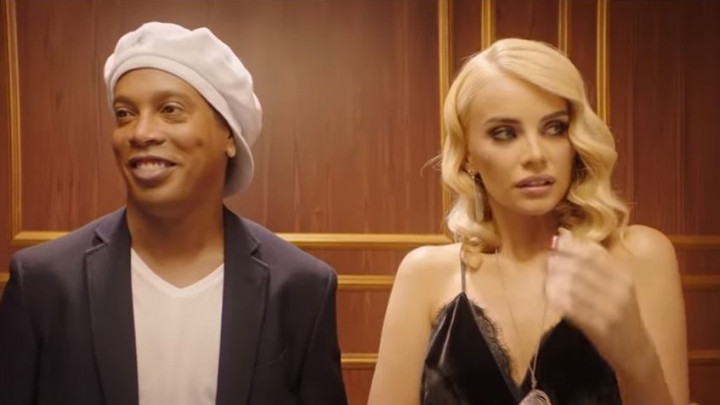 Avantura u liftu: Ronaldinho zbog zanosne plavuše počeo pričati na srpskom jeziku