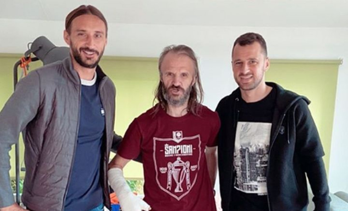 Ahmetović i Velkoski posjetili poznatog bh. muzičara koji je nedavno izašao iz bolnice
