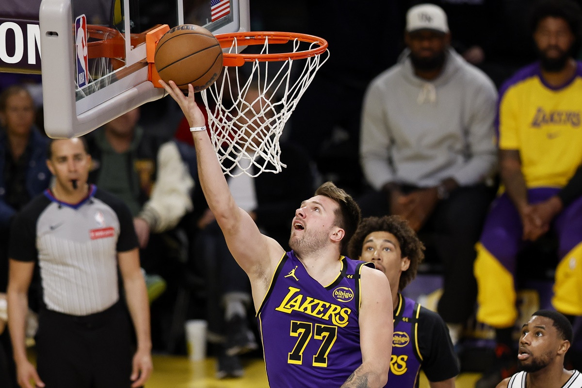 Dončić ne može sam! Uzalud 37 poena sjajnog Slovenca, Lakersi razbijeni na svom parketu Dončić ne može sam! Uzalud 37 poena sjajnog Slovenca, Lakersi razbijeni na svom parketu