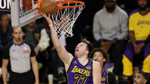 Dončić ne može sam! Uzalud 37 poena sjajnog Slovenca, Lakersi razbijeni na svom parketu