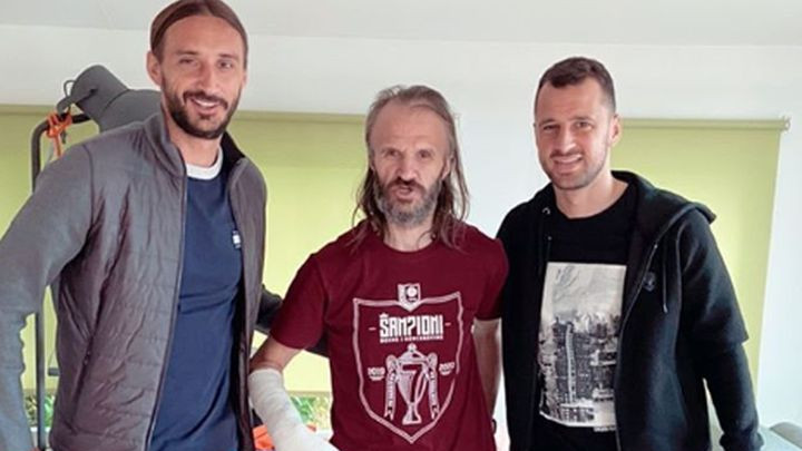 Ahmetović i Velkoski posjetili poznatog bh. muzičara koji je nedavno izašao iz bolnice