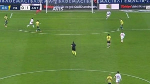 Noćna mora se nastavlja: Ozil ušao u igru, promašio zicer i onda ga na nosilima iznijeli s terena