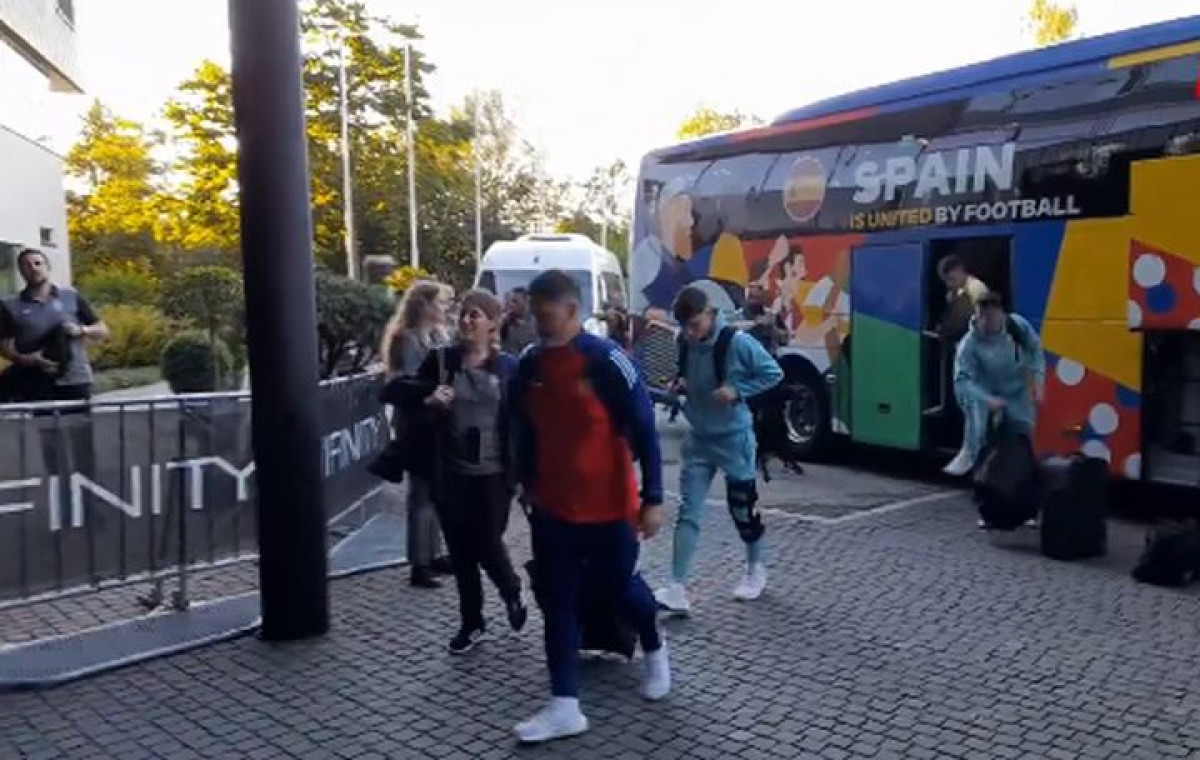 Njega nisu očekivali da će izaći iz autobusa Španije, u Barceloni će sigurno biti bijesni zbog toga! Njega nisu očekivali da će izaći iz autobusa Španije, u Barceloni će sigurno biti bijesni zbog toga!