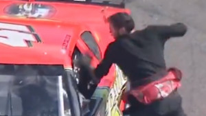 Vozač potpuno poludio na stazi i 'Tysonovao' rivala koji ga uništio tokom trke