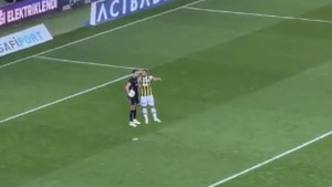 Džeko stao pored golmana Antalyaspora, popričao s njim i čuo sudiju, pa krenuo u sprint